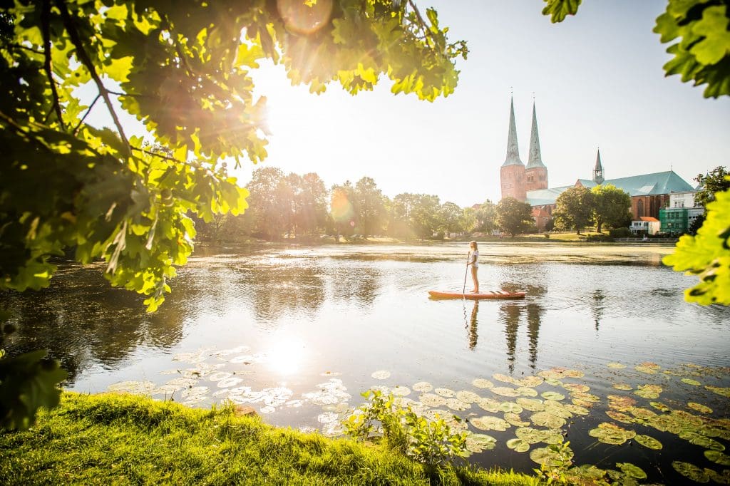 Lübeck Stand up paddling auf dem Mühlenteich mit Dom Destination Germany – Simply Inspiring will continue to carry us through this difficult time