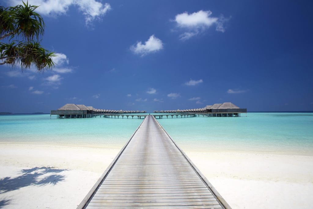 Anantara-Kihavah-Villas-over-water-boardwalk