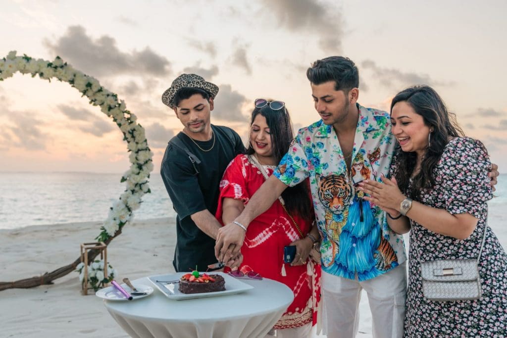 Nigam-brothers-with-their-mother-in-Maldives
