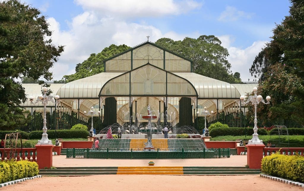 Glasshouse_and_fountain_at_lalbagh