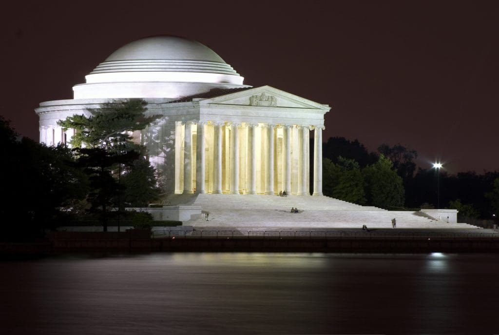 Fun date ideas in Washington DC  
Jefferson-Memorial-at-Night-courtesy-of-washington.org