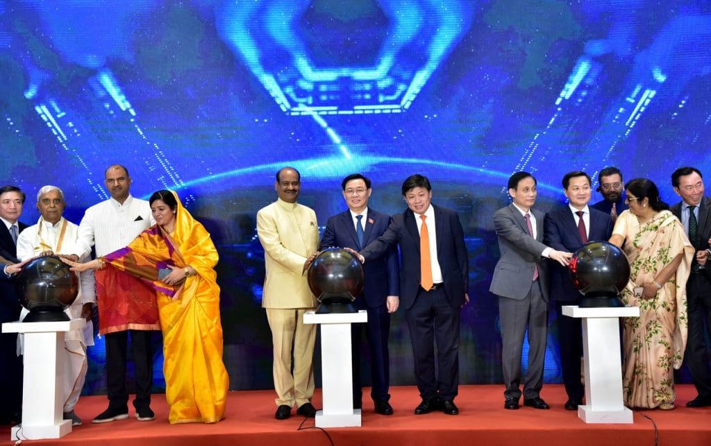 Dignitaries at Vietjet’s announcement ceremony for direct routes between the two countries