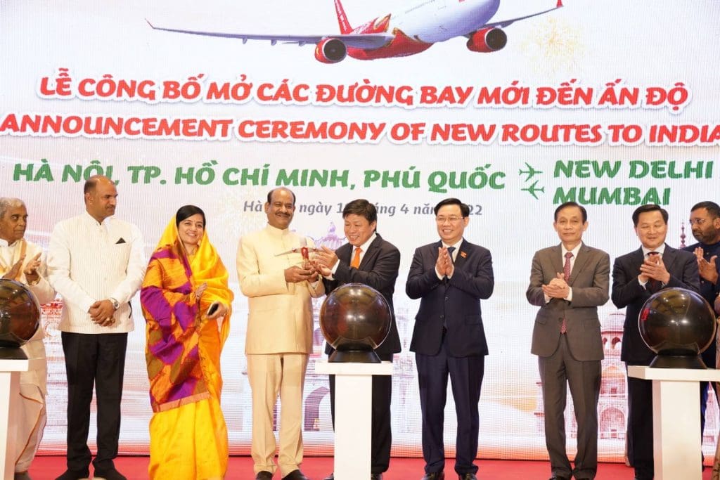 Dignitaries at Vietjet’s announcement ceremony for direct routes between the two countries