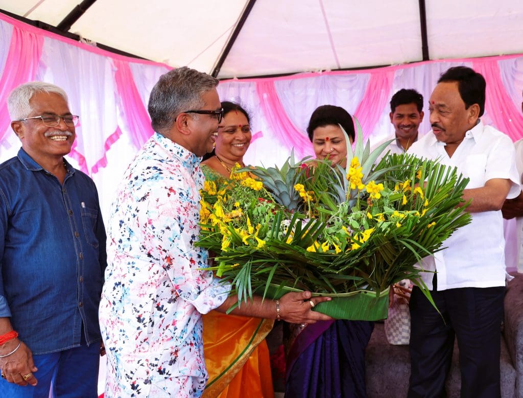 Union Minister Shri Narayan Rane and his wife appreciate innovative nature bouquet made at Maati Nature Resort
