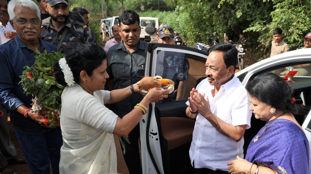 Union Minister Shri Narayan Rane being welcomed by Maati Nature Resort