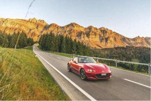 La hermosa estación dorada de Suiza otoño a lo largo del Gran Tour de Suiza