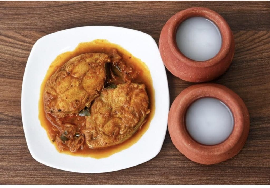 MEEN-CURRY-WITH-TODDY-FRESHLY-CAUGHT-FISH-IS-COOKED-AND-EATEN-WITH-KAPPA-AND-TODDY-MUCH-ENJOYED-MEAL-OF-KERALA