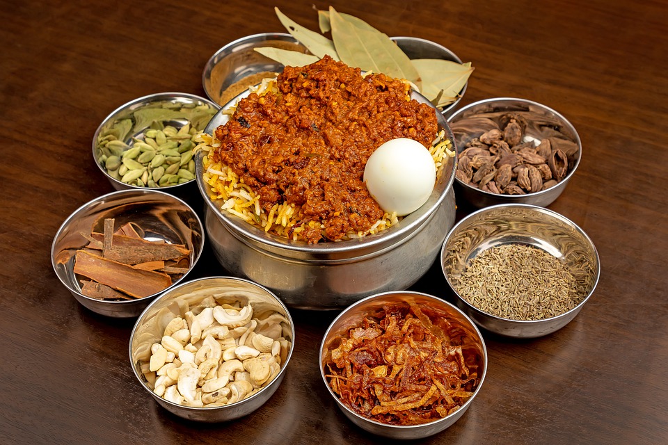 10 traditional Biryanis of India that you will love to taste 5 Traditional Biryanis to try out - Kolkata Biryani