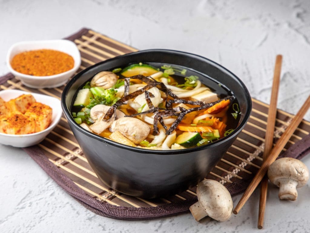 Sopa de udon caliente Más información sobre la excelente cocina tailandesa y japonesa: echa un vistazo al menú de invierno de Youkoso 2022