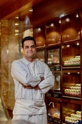 Chef Dinesh Pai Chef pastelero ejecutivo Grand Hyatt Mumbai Priti Jha es director de habitaciones y Dinesh Pai es chef pastelero ejecutivo en Grand Hyatt Mumbai