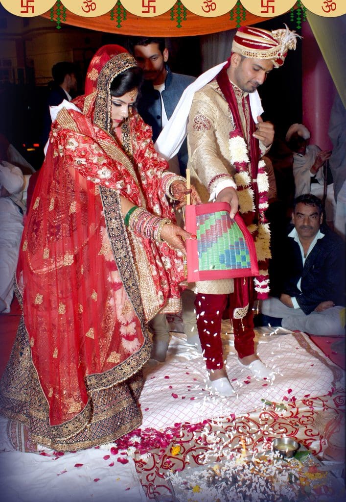 Pheras - votos matrimoniales- Imagen cortesía: Anishadhariwal ds vía Wikipedia Commons