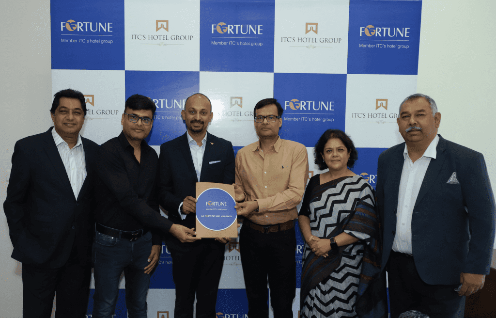 Fortune Hotels expands footprint with 4th hotel in UP as it signs a new hotel in Aligarh 1 L to R: Dhananjay Saliankar, Sharad Mittal , Samir MC, Sanjeev Kumar Gupta, Sumita Majumder, Arindam Kunar, Fortune Hotels