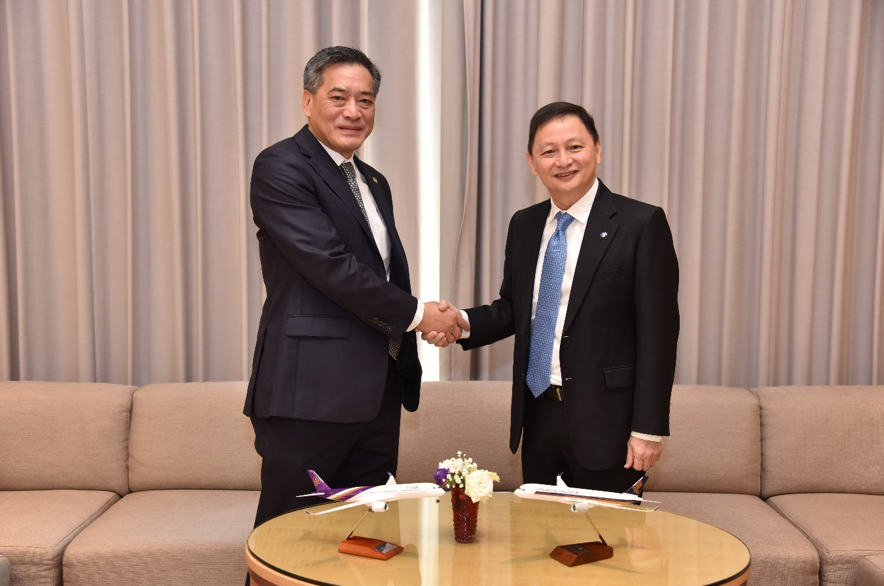 El director ejecutivo interino de THAI, Suvadhana Sibunruang (izquierda), y el director ejecutivo de Singapore Airlines, Goh Choon Phong (derecha), en el evento de la 66.ª Asamblea de Presidentes de la Asociación de Aerolíneas de Asia Pacífico, celebrado en Bangkok, Tailandia.