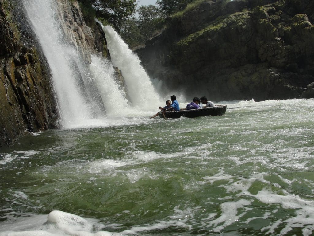  Hogenakkal Falls -Image courtesy: Thamizhpparithi Maari via Wikipedia Commons