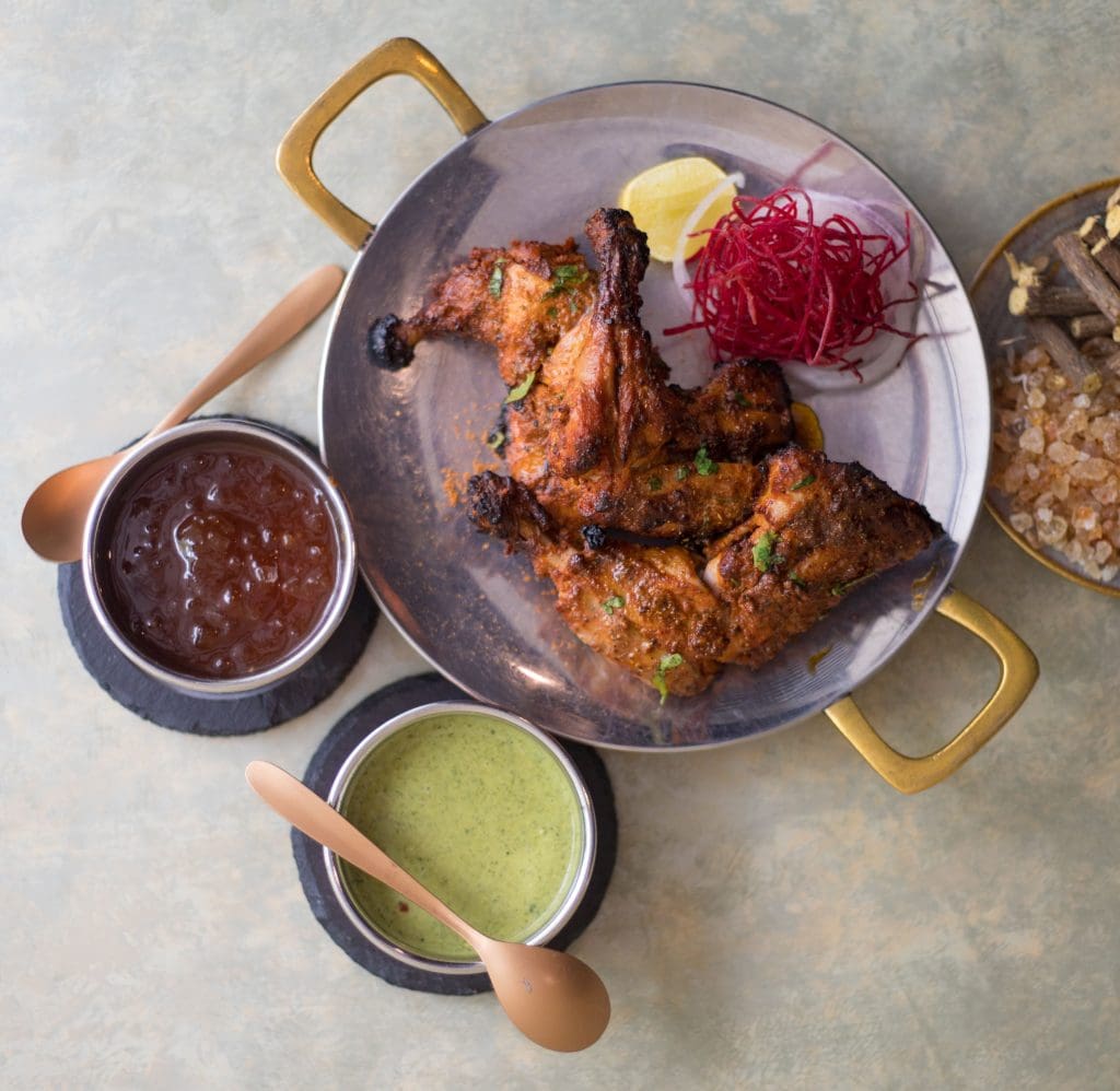 Pollo tandoori - trozos de pollo marinados en brochetas y a la parrilla