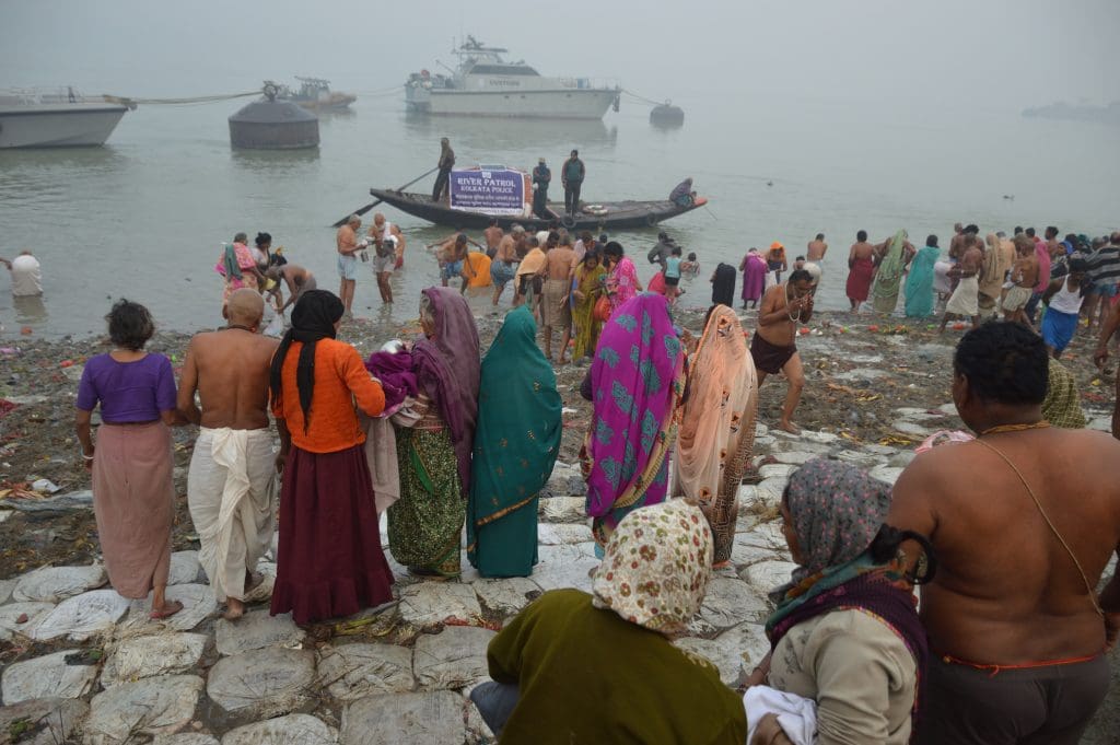 Holy dip - Makar Sankranti Observance - Image courtesy Biswarup Ganguly via Wikipedia Commons