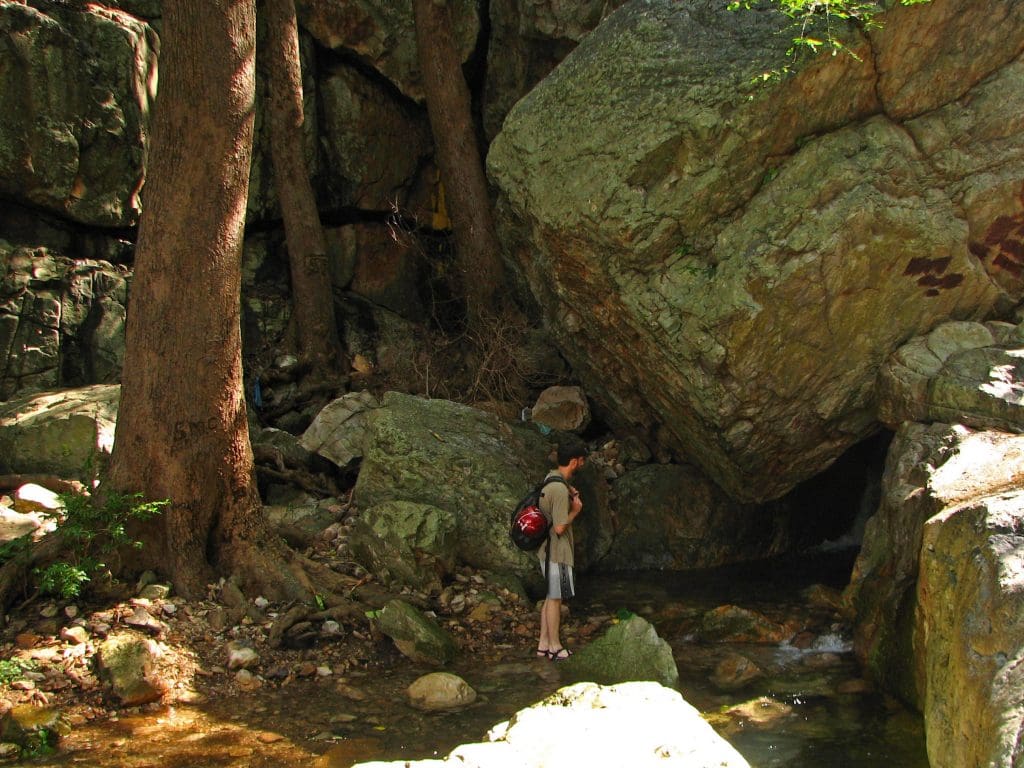 Trekking to Tada Falls in Tamil Nadu - Image courtesy McKay Savage via Wikipedia commons