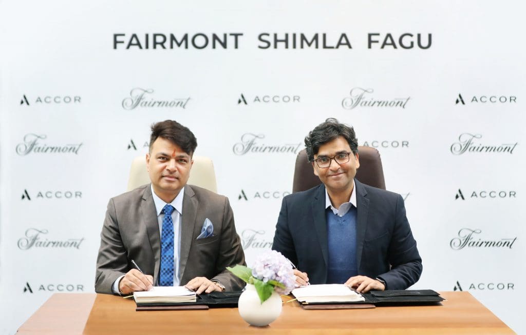 La firma de Fairmont Shimla Fagu LR Vinod Nagrath Director RTM Hotels y Aniruddh Kumar VP Development Accor India South Asia