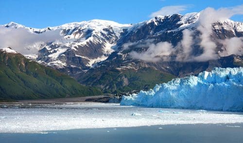 Destino de vacaciones montañas de hielo y glaciares de Alaska