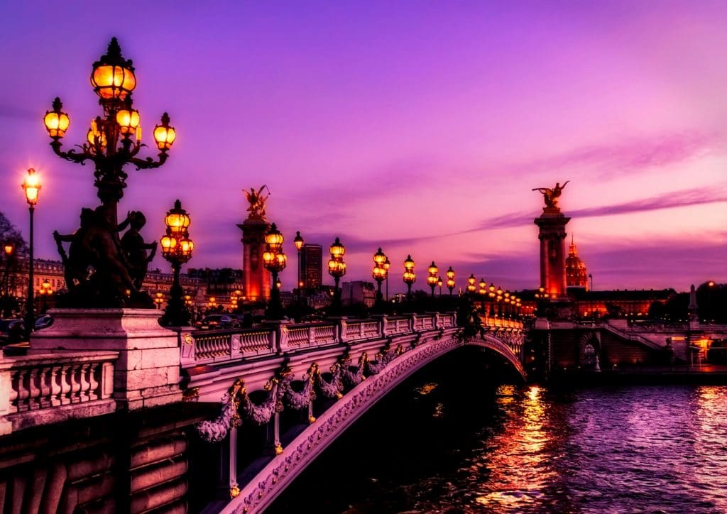 Puente sobre el río Sekwana en París