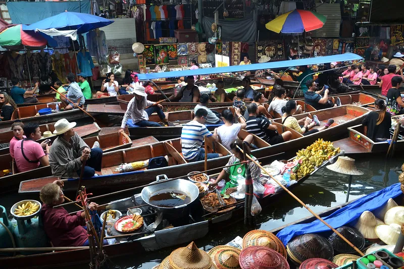 Concurrido mercado flotante, Tailandia