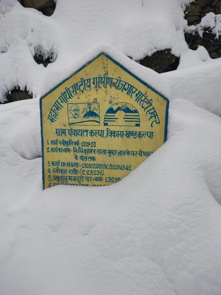 Punto de referencia de Kalpa Gram Panchayat envuelto por fuertes nevadas