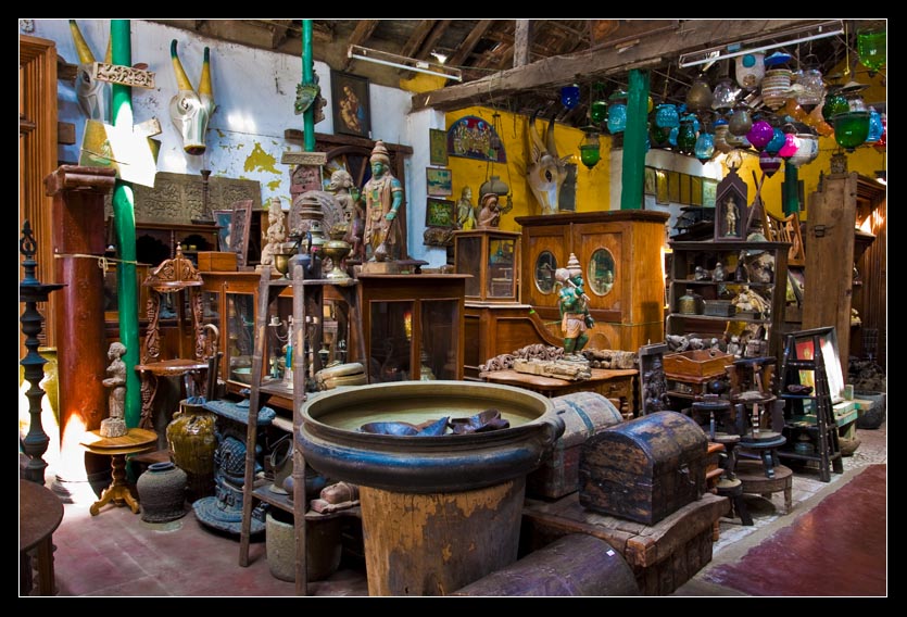 One of many shops with antiques in Jew district. Image courtesy Michal Porebiak via Flickr