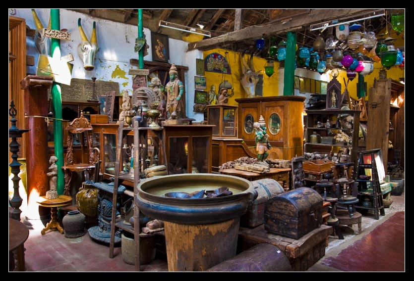 Best things to buy, shop, eat, and explore in Kochi's 4 magical markets! 2 One of many shops with antiques in Jew district. Image courtesy Michal Porebiak via Flickr