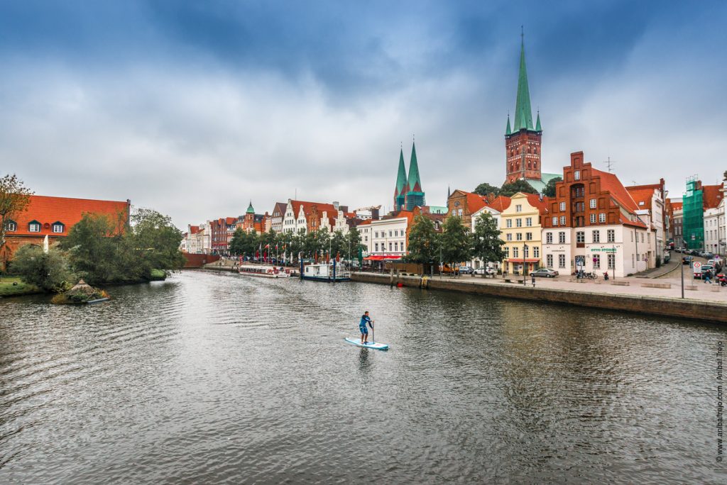 Lübeck Auf der Trave durch die Altstadt Stand up paddle Sensación pura de verano lugares soleados a lo largo de 1200 km de costa en Alemania
