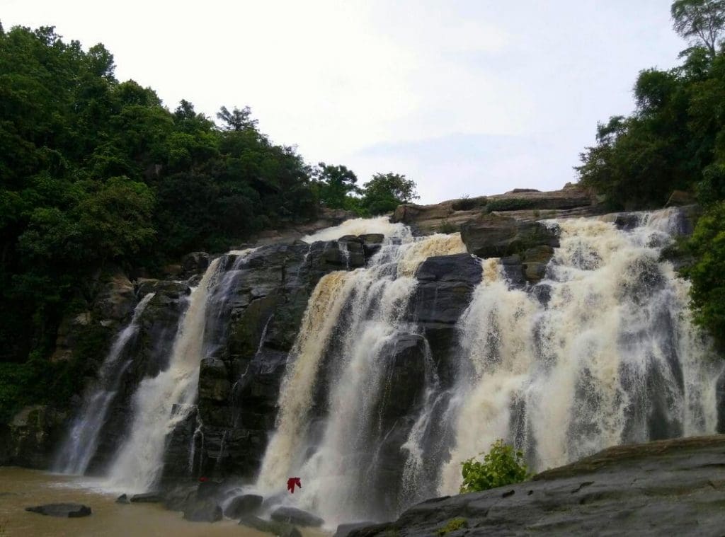 Sita Falls Imagen cortesía Atudu vía Wikipedia Commons