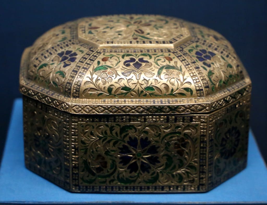 Craftsmanship of artisans of  Lucknow, Uttar Pradesh - a paandan (betel leaves container) Image courtesy: Sailko via Wikipedia Commons