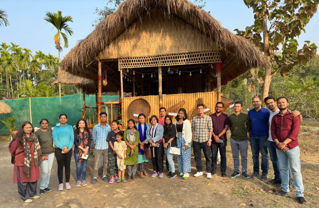 IIS OT del lote 2021 y 2022 visitando una aldea tribal cerca del Parque Nacional Kaziranga - Noreste de India 