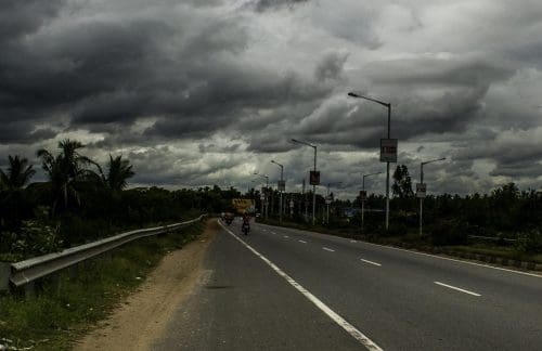 Una tormenta inminente durante un viaje por carretera de Bangalore a Mysore