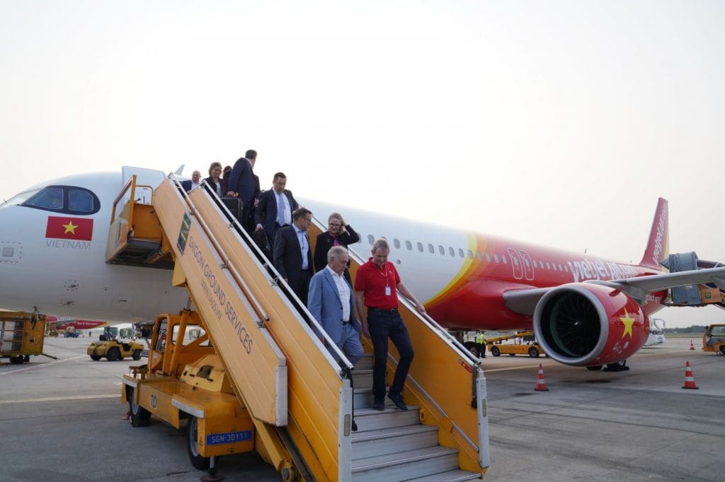 El director de operaciones de Vietjet Michael Hickey dio la bienvenida al Senador Hon Don Farrell Ministro de Comercio y Turismo y Ministro Especial de Estado y a la delegación en el aeropuerto de Tan Son Nhat Ciudad Ho Chi Minh