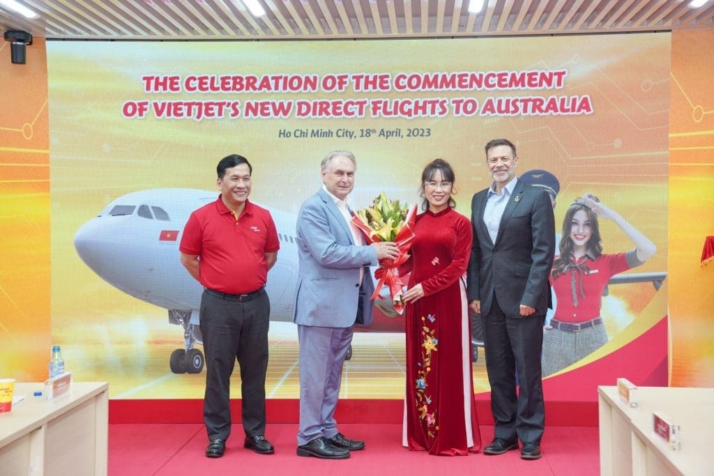 La presidenta y presidenta de Vietjet Nguyen Thi Phuong Thao y la directora ejecutiva Dinh Viet Phuong dieron la bienvenida al ministro Farrell el segundo desde la izquierda y al embajador de Australia en Vietnam Andrew Goledzinowski en el extremo derecho