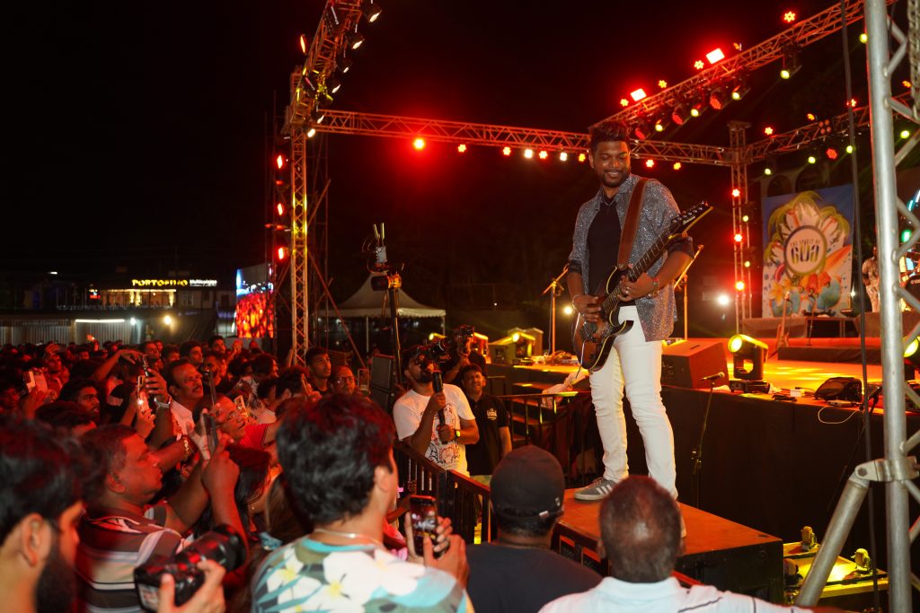 Artista actuando en el festival SOG Spirit of Goa Festival: Enormes multitudes se despiden animadamente