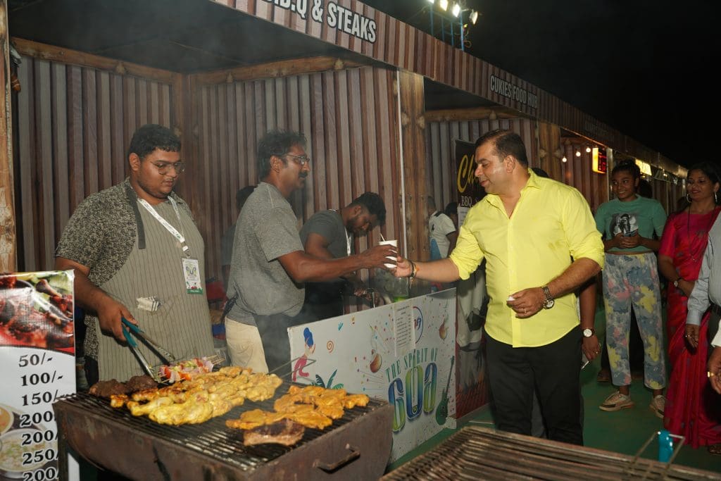 Ministro de Turismo visitando puestos de comida Festival Spirit of Goa: Enormes multitudes se despiden animadamente