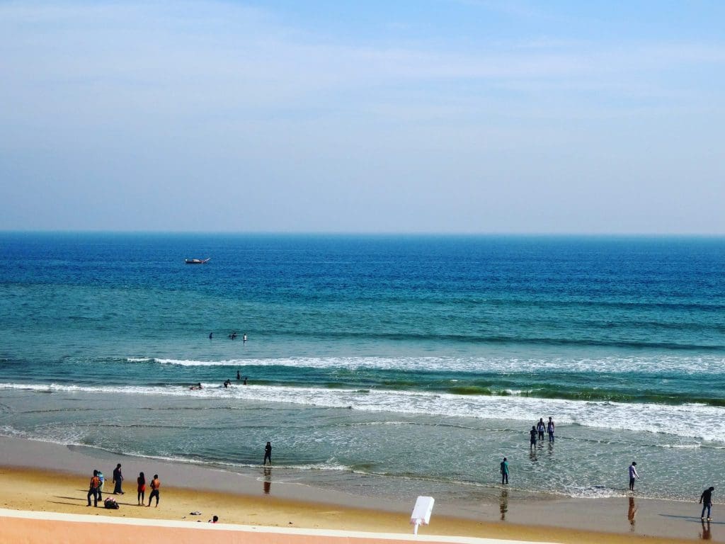 Turistas en la playa de Gopalpur 83150 pixahive Las 7 serenas playas de Odisha