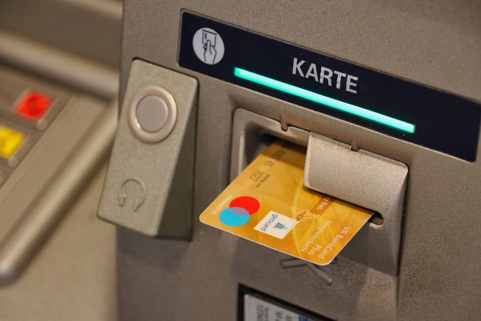 ¡Mantenerse seguro! Los turistas evitan ser víctimas de 8 estafas de viaje comunes 5 Se advierte a los turistas que eviten ser víctimas de estafas en cajeros automáticos