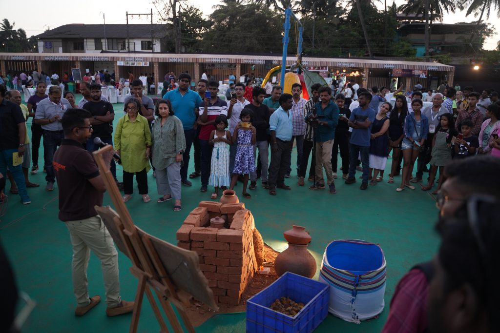 multitud en los puestos de feni Spirit of Goa Festival: Grandes multitudes se despiden con gran entusiasmo