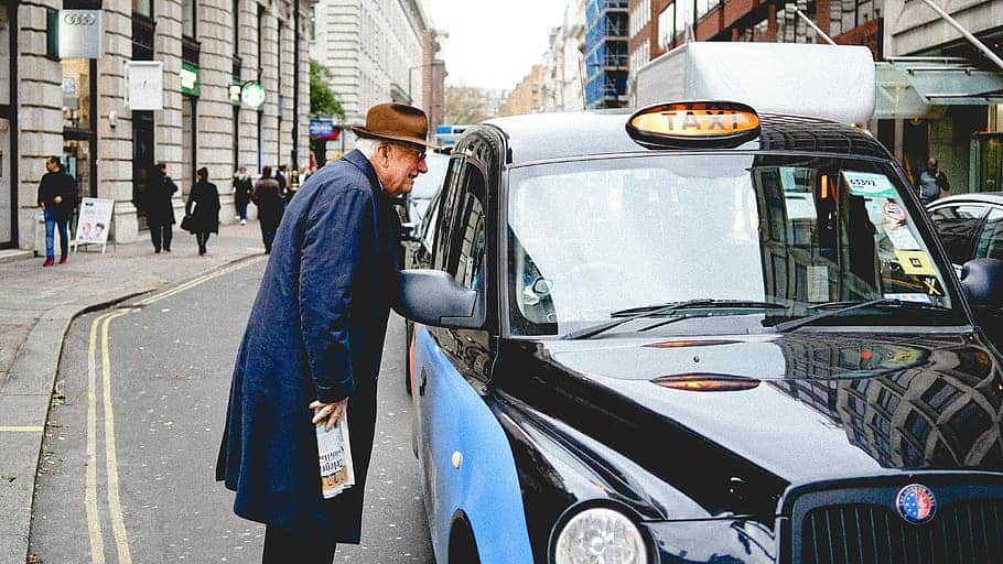 ¡Mantenerse seguro! Los turistas evitan ser víctimas de 8 estafas de viaje comunes 3 Los turistas caen en la trampa de los sobrecargos de los taxis