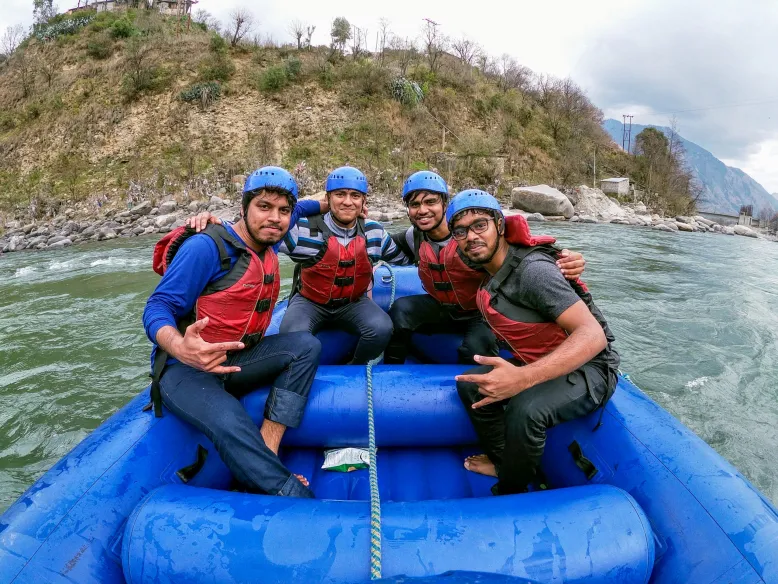 Chicos listos para el rafting 80413 ¡Prepárense!  Uttarakhand abre un nuevo y pintoresco rafting en aguas bravas en el río Bhagirathi