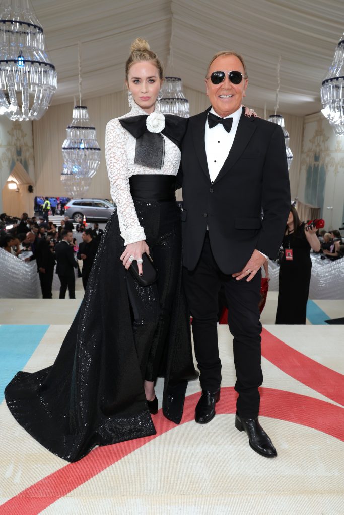 Emily Blunt vistiendo la colección Wearing Michael Kors con Michael Kors asiste a la celebración de la Met Gala 2023 Karl Lagerfeld una línea de belleza en el Museo Metropolitano de Arte Foto de Kevin MazurMG23Getty Images para The Met MuseumVogue