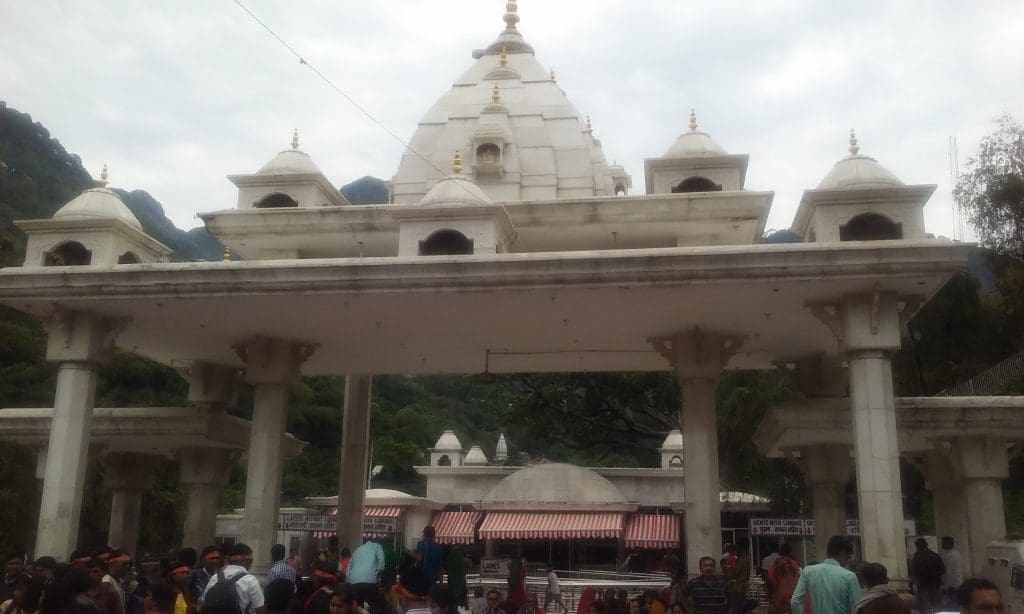 Temples in Jammu and Kashmir - Shri Mata Vaishno Devi Entry Point, Katra, Jammu. Image credit Itzseoprasoon via Wikipedia Commons