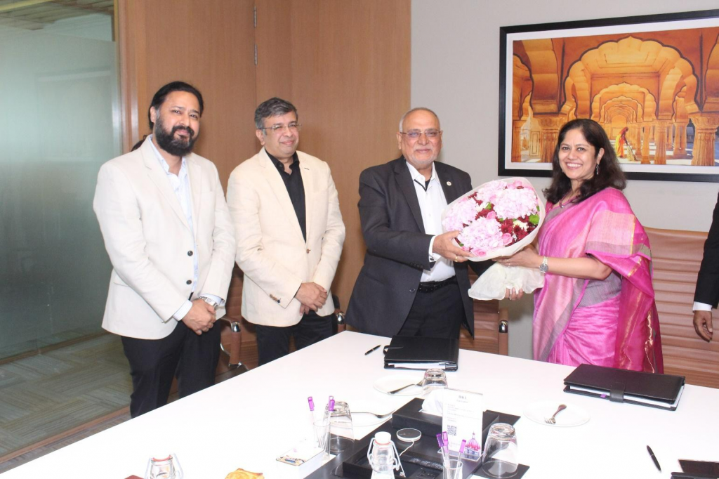 IHCL amplía su presencia en NCR y firma un nuevo Vivanta de 160 teclas en Gurugram 1 LR, Nishant Gupta, Director (KPDK), Vikas Gupta, Director (KPDK), MK Gupta, Presidente (KPDK), Suma Venkatesh, Exec. Vicepresidente (IHCL); Vivanta