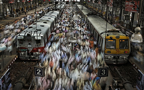   Suba a bordo de la línea de vida de Mumbai, los trenes locales. 