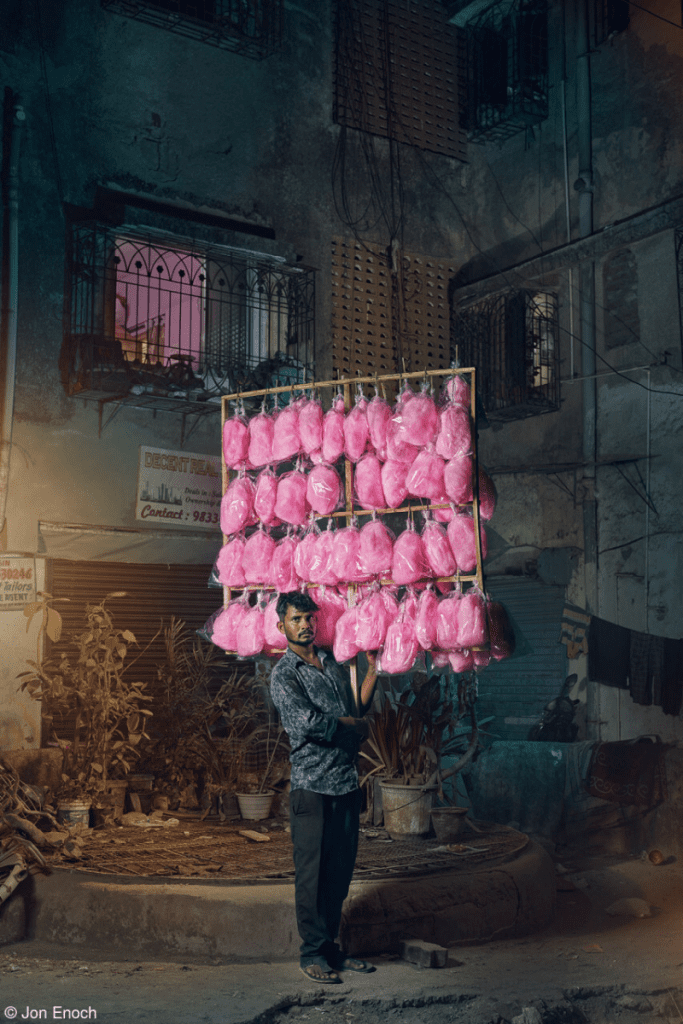 The Candy Man, de Jon Enoch, Reino Unido, ha sido coronado ganador general del premio Pink Lady® Food Photographer of the Year 2023. El retrato captura a Pappu Jaiswal, uno de varios vendedores de algodón de azúcar en Mumbai, India.