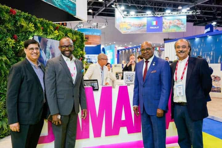 India en el punto de mira mientras el Ministro de Turismo de Jamaica consolida nuevos mercados para el crecimiento 1 El Ministro de Turismo de Jamaica, Edmund Bartlett (segundo a la derecha) y el Director de Turismo, Donovan White (segundo a la izquierda) comparten el tiempo de la lente con Rajeev Nangia (izquierda), Director de Operaciones de Representaciones de TRAC y Kavi Ghei, Presidente de Representaciones de TRAC.