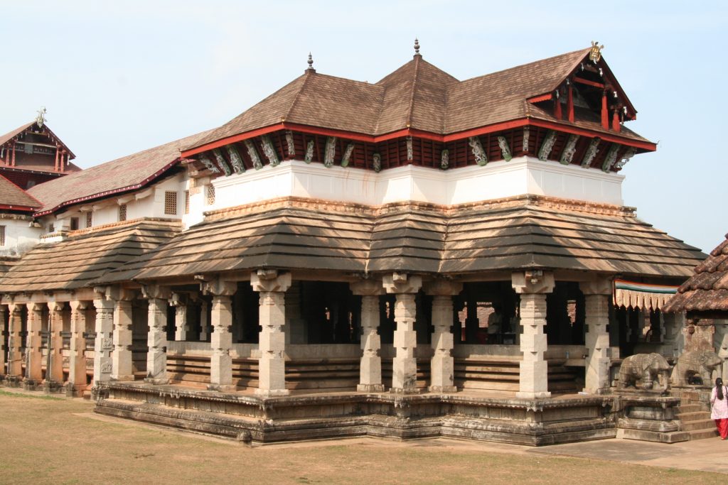 Temples in Karnataka  Saavira Kambada Basadi (Thousand Pillars temple) Moodabidri  Courtesy Original uploaded by നിരക്ഷരൻ. via Wikipedia Commons