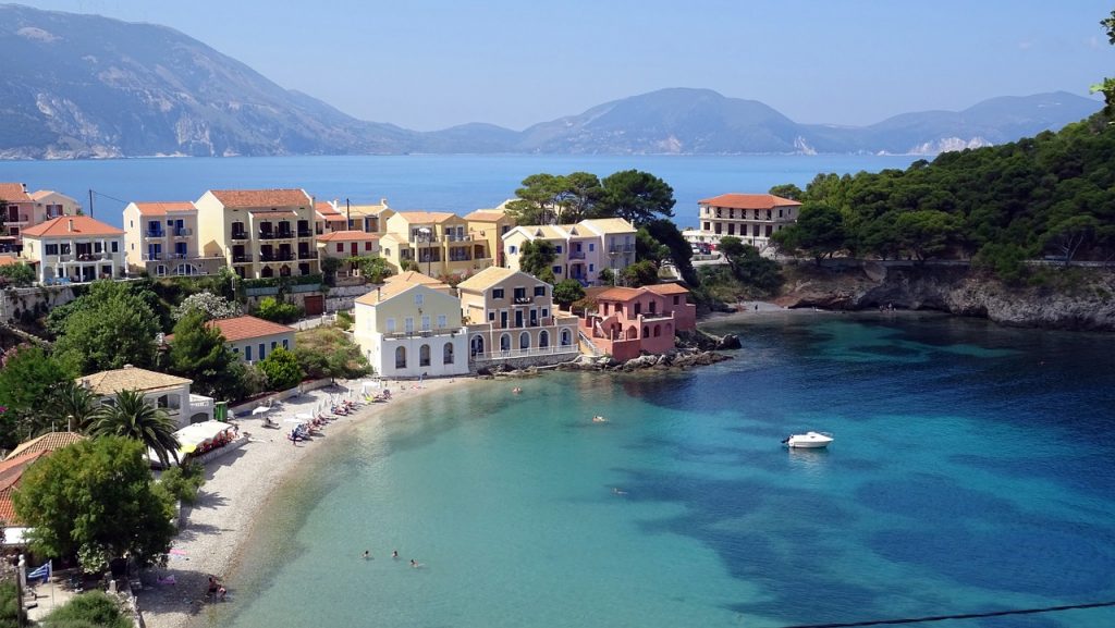 Assos Isla de Cefalonia Grecia 10 impresionantes regiones lacustres en el mundo - Ciudades junto al lago y frentes de agua